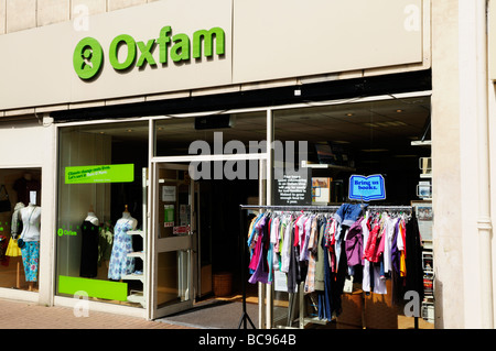 Magasin de charité Oxfam dans Burleigh Street Cambridge, England UK Banque D'Images