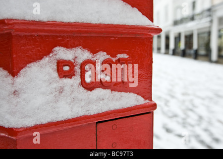 Neige sur le post box sur le Pantiles, Royal Tunbridge Wells Banque D'Images