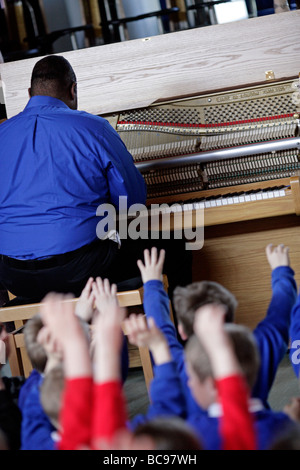 Les leçons de musique avec un professeur jouant du piano dans la classe Banque D'Images