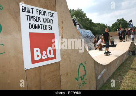 Boy skateboarding sur rampe à Glastonbury Festival 2009. Banque D'Images