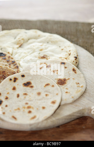 Sélection de pains plats indiens et du Moyen-Orient y compris Pitta pain naan et Chapati Paratha Placez Banque D'Images