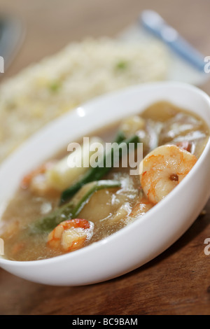 Gambas au gingembre et oignon de printemps Banque D'Images