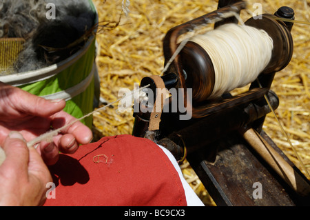 Stock photo d'une femme sur sa laine filature rouet Banque D'Images