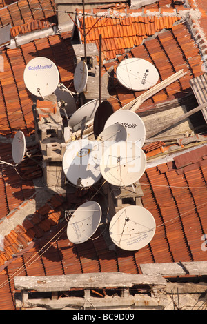 Télévision par satellite antennes plats sur le toit de l'habitation à Istanbul Turquie Banque D'Images