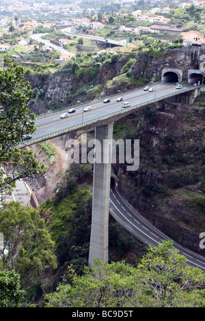 Réseau routier dans la région de Funchal Madeira vu depuis le téléphérique pour Monte Funchal Banque D'Images