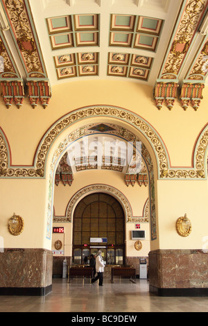 La gare de Haydarpasa Istanbul Turquie de l'intérieur de la gare de guichet Banque D'Images