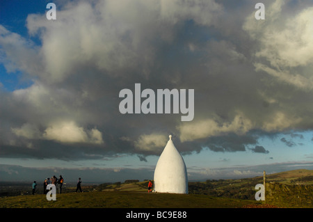 Ciel dramatique au-dessus de Nancy White, un monument près de Macclesfield Banque D'Images