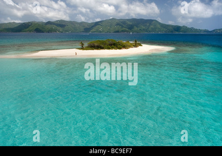 La petite île déserte de Sandy Spit British West Indies c'est une rare vue de l'île surpeuplée normalement Banque D'Images