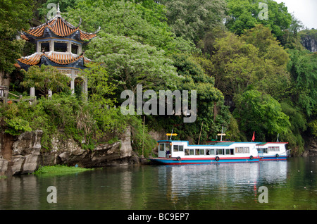 Bateaux et temple Fuli Village près de Yangshuo Guangxi Chine Banque D'Images