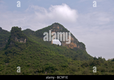Moon Hill près de Yangshuo Guangxi Chine Banque D'Images