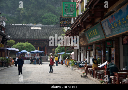 Rue et restaurants Yangshuo Guangxi Chine Banque D'Images