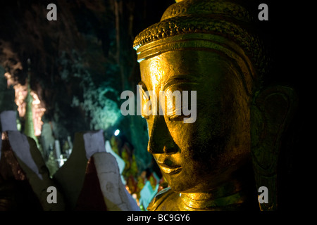 Golden Buddha statues dans les grottes de Pindaya au Myanmar Banque D'Images