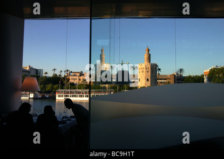 Vue d'un restaurant d'arab Torre del Oro en anglais Golden tower sur Guadalquivir au quartier de Triana de Séville sur Banque D'Images