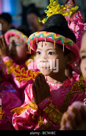 Portrait d'un enfant au cours de la prier sérieusement Shin-byu-cérémonie à Mandalay, Myanmar Banque D'Images