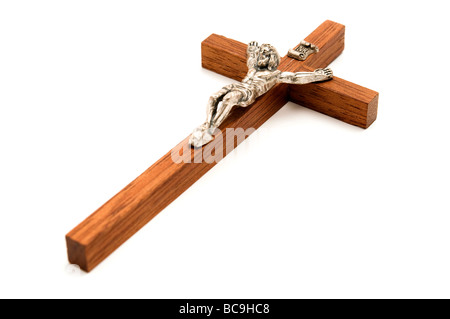 Crucifix en bois sur fond blanc Banque D'Images