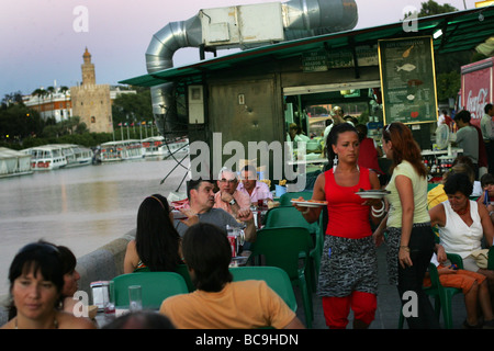 Vue d'un restaurant d'arab Torre del Oro en anglais Golden tower sur Guadalquivir au quartier de Triana de Séville sur Banque D'Images