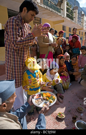 Famille indienne faisant une cérémonie puja. Gangotri. L'Inde Banque D'Images