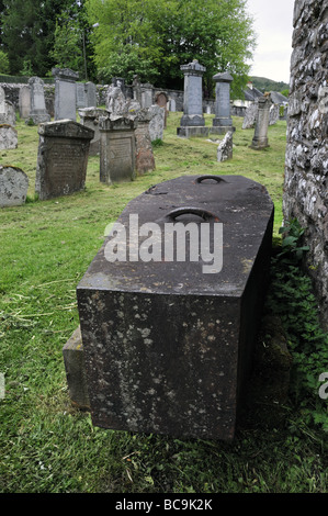 19e siècle le fer mortsafe Coffin, conçu pour empêcher des pilleurs de tombes, dans le cimetière de Aberfoyle, en Écosse. Banque D'Images