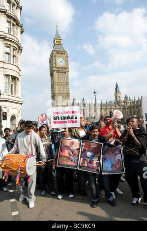 Tamil partisans au Parlement de protestation Square Londres appelant à un arrêt des combats dans la guerre civile du Sri Lanka Banque D'Images