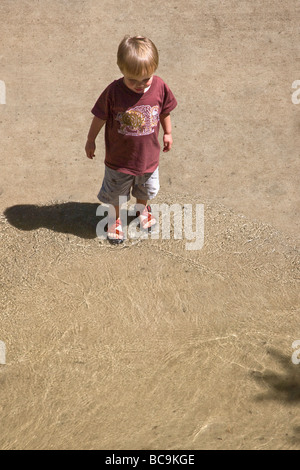 Enfant jouant dans la rivière Arkansas le long d'une passerelle en Salida Colorado USA Banque D'Images