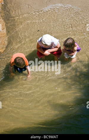 Enfants jouant dans la rivière Arkansas le long d'une passerelle en Salida Colorado USA Banque D'Images