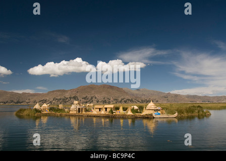 Pérou Lac Titicaca, les îles flottantes d'Uros personnes Banque D'Images