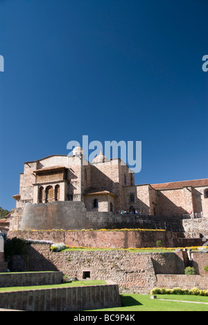 Le Pérou, Cuzco, Site du patrimoine mondial de l'Inca Coricancha, ruine de mur en premier plan avec l'église de Santo Domingo à l'arrière-plan Banque D'Images