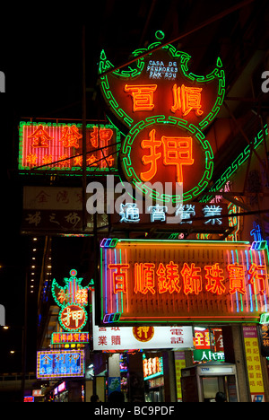 Les plaques de rue en néon publicité chinois restaurants et magasins à Macao Banque D'Images