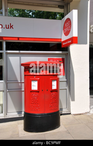 Boîte pilier à double ouverture Royal Mail à l'extérieur du bureau de poste, The Carfax, Horsham, West Sussex, Angleterre, Royaume-Uni Banque D'Images