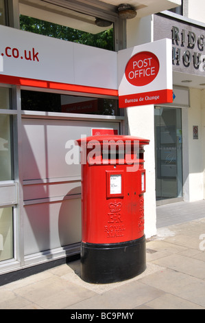 Boîte pilier à double ouverture Royal Mail à l'extérieur du bureau de poste, The Carfax, Horsham, West Sussex, Angleterre, Royaume-Uni Banque D'Images