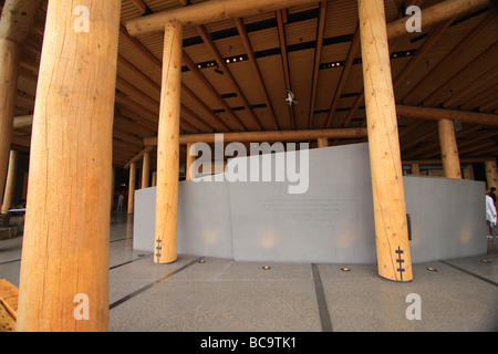 Des colonnes en bois à l'intérieur theCraig Thomas Découverte & Visitor Centre à Grand Teton National Park, Wyoming Banque D'Images