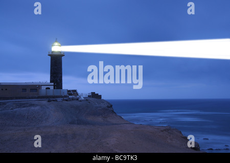 Leuchtturm faisceau du projecteur au moyen de l'air brumeux. Punta Jandia, Fuerteventura Banque D'Images