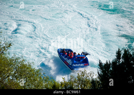 Les touristes en recherche de sensations fortes, jet boat cascade de Huka, Nouvelle-Zélande Banque D'Images
