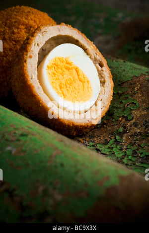 Un oeuf dur enveloppé dans un cocon de saucisse roulée dans la chapelure puis frits Banque D'Images