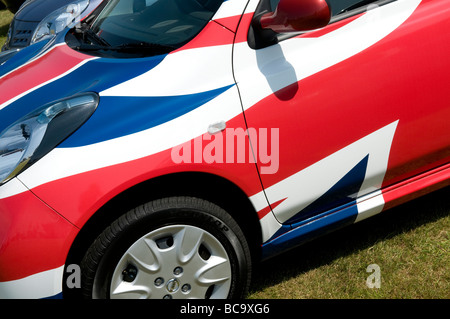 Union jack flag peint sur petite voiture compacte Banque D'Images