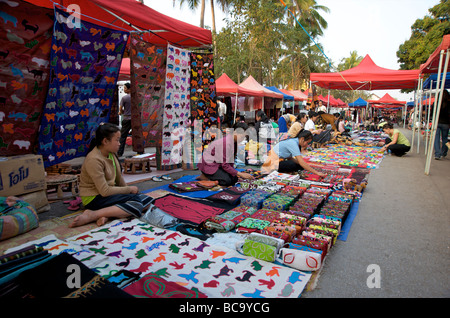 Le marché des souvenirs pour touristes en cours à Luang Prabang au Laos Banque D'Images