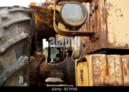 De près de l'avant d'un vieux tracteur rouillé Banque D'Images