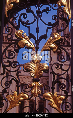 Détail de porte en fer forgé menant à Hertford College Oxford Angleterre quad Banque D'Images