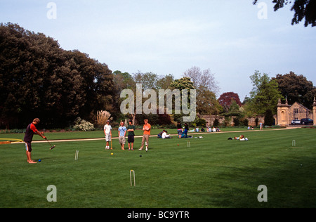 Les élèves se détendre sur la pelouse de croquet de Trinity College, Oxford, après la fin des examens, England, UK Banque D'Images