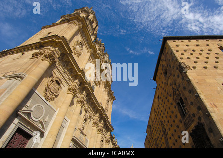 La Clerecía 18ht siècle Monastère Jésuite baroque et la Casa de las Conchas à droite Salamanca Castilla Leon Espagne Banque D'Images
