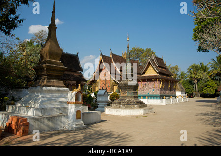 La chapelle rouge et la carte Sim une partie des bâtiments de Wat Xiang Thong à Luang Prabang au Laos Banque D'Images