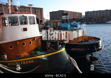 Tug bateaux amarrés à l'Albert Dock, Liverpool, Merseyside, Royaume-Uni Banque D'Images