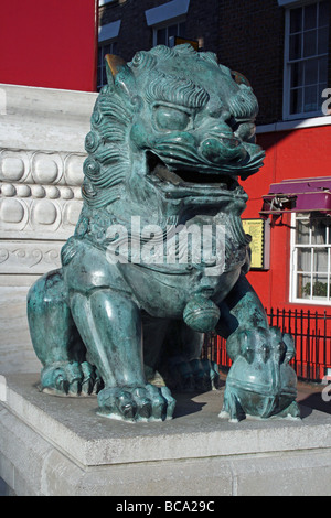 À côté de l'arche du dragon chinois, Chinatown, Liverpool, Merseyside, Royaume-Uni Banque D'Images