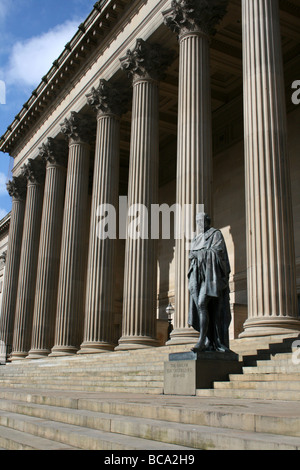 Statue de Benjamin Disraeli debout devant des colonnes corinthiennes au St George's Hall, Liverpool, Merseyside, Royaume-Uni Banque D'Images