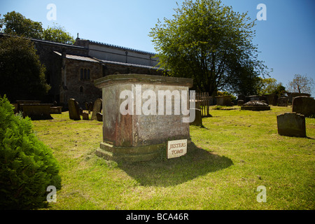 Bouffons tombe, 'Ici se trouve le comte de Suffolks fou hommes appelé Dicky Pearce' , Église Minster, St Marie la Vierge à Berkeley Banque D'Images