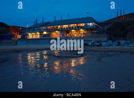 Jamie Oliver's quinze Cornwall dans la lumière du soir, vu de la plage de la baie de Watergate Banque D'Images