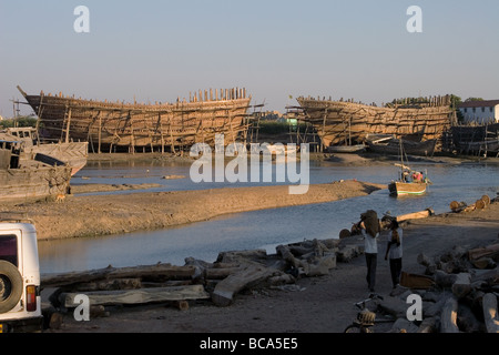 De grands navires en bois étant construites manuellement à Ship-cour. Rivière Rukmavati, Mandvi, plage de l'État du Gujarat, Kutch, Inde Banque D'Images