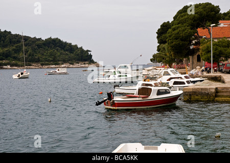 Les petites embarcations de plaisance amarrés devant l'église dans le joli port de Cavtat Banque D'Images