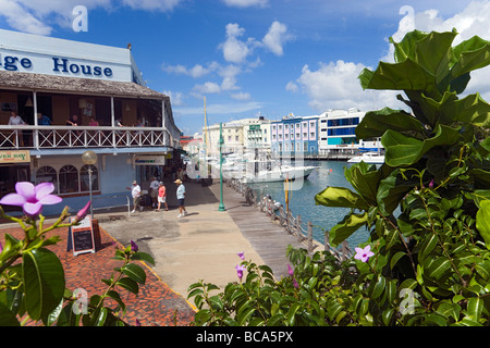 Les personnes de passage a waterfront cafe, Bridgetown, Barbados, Caribbean Banque D'Images