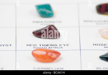 D'une découpe gemstone identification graphique sur fond blanc selective focus on a red tigers eye Banque D'Images